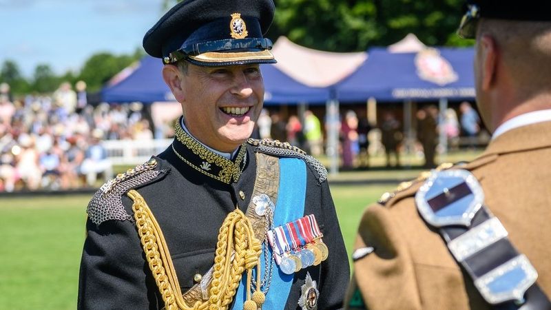 Dimineața Nebună: O stradă din Cluj a fost asfaltată de urgență cu ocazia vizitei Prințului Edward, fratele Regelui Charles al III-lea