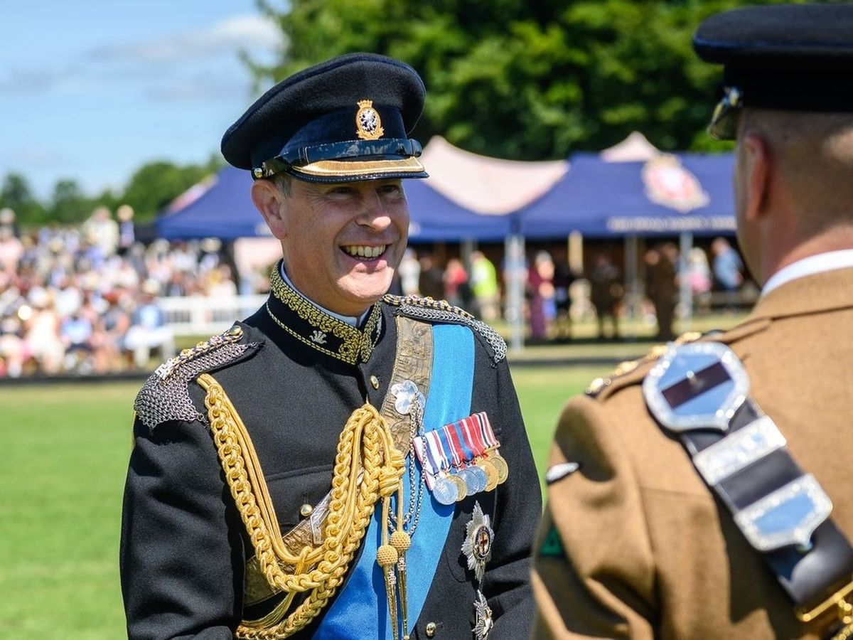 Dimineața Nebună: O stradă din Cluj a fost asfaltată de urgență cu ocazia vizitei Prințului Edward, fratele Regelui Charles al III-lea