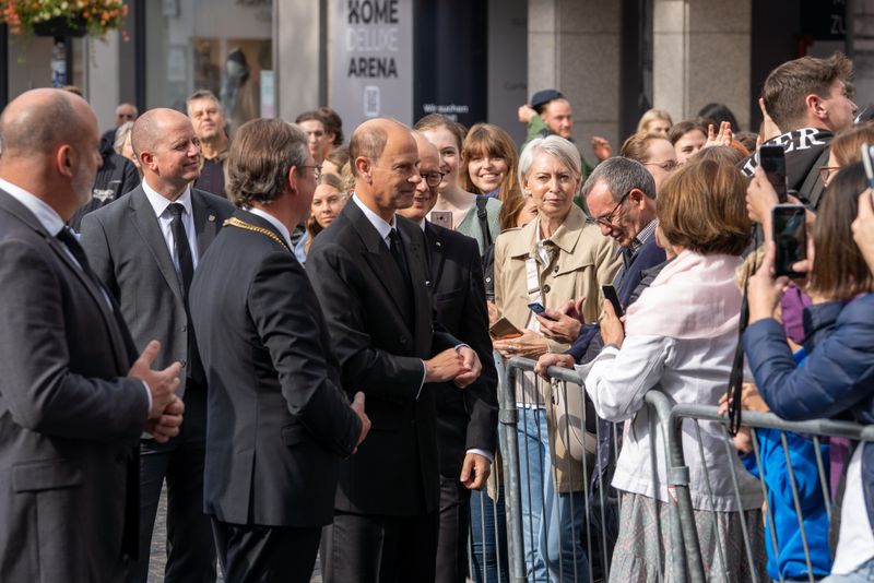 Dimineața Nebună: O stradă din Cluj a fost asfaltată de urgență cu ocazia vizitei Prințului Edward, fratele Regelui Charles al III-lea