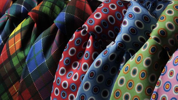 18 octombrie 2022: Ziua Mondială a Cravatei. Cum faci un nod perfect pentru cravată în doar 5 secunde