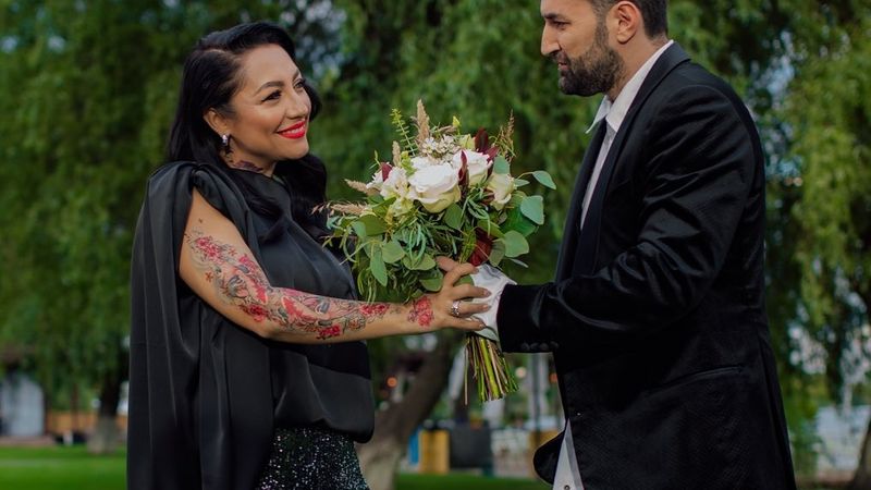 Colaborare-eveniment &icirc;n industria muzicală rom&acirc;nească! Andra are un salon de tatuaje și Smiley este designer vestimentar  