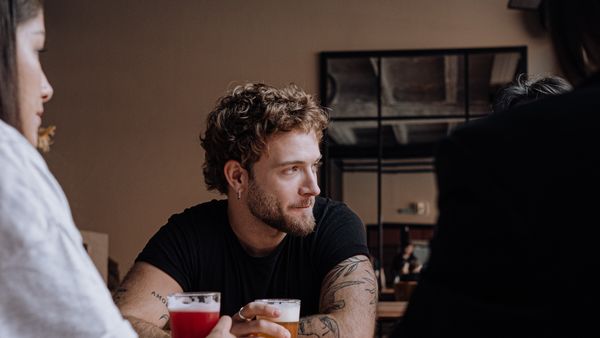 Bancul zilei de miercuri, 19 octombrie 2022. Un tip intră &icirc;ntr-o berărie