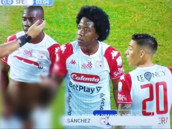 Dimineața Nebună. Un fotbalist și-a dat pantalonii jos pentru a-și distrage adversarul. Audio