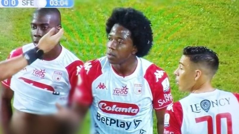 Dimineața Nebună. Un fotbalist și-a dat pantalonii jos pentru a-și distrage adversarul. Audio