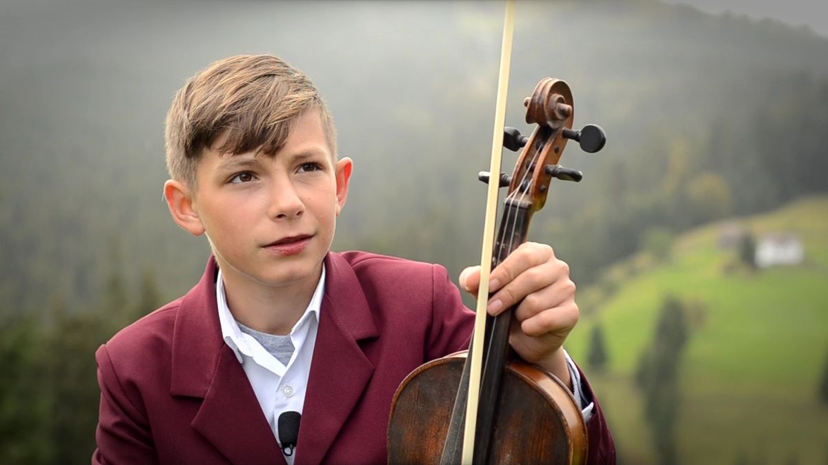Duminică, de la ora 14:30, la “Asta-i România!”: Povestea micului violonist