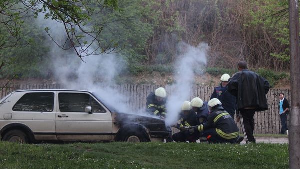 Dimineața Nebună. Tânăr urcat beat la volan a sunat la poliție să anunțe că i-a luat foc mașina. Audio