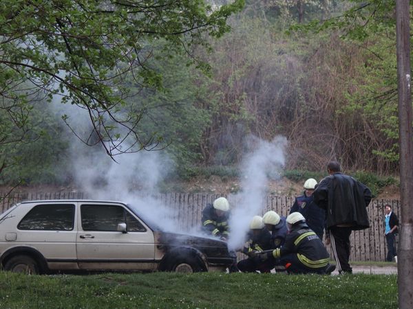 Dimineața Nebună. T&acirc;năr urcat beat la volan a sunat la poliție să anunțe că i-a luat foc mașina. Audio