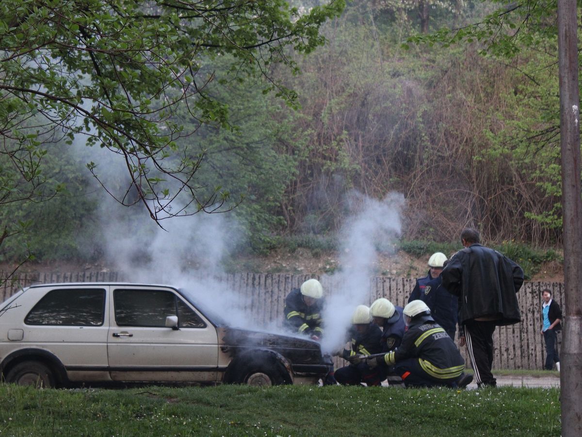 Dimineața Nebună. Tânăr urcat beat la volan a sunat la poliție să anunțe că i-a luat foc mașina. Audio