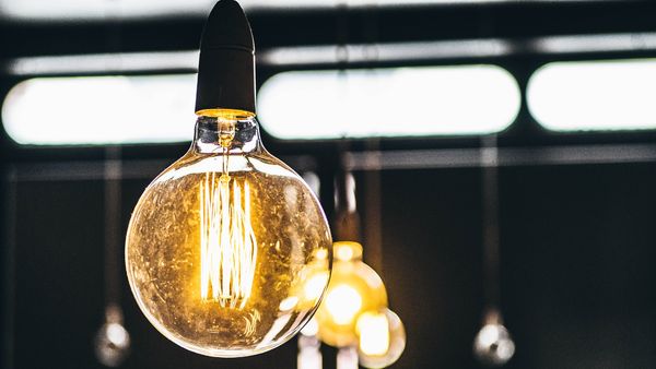 Ce se &icirc;nt&acirc;mplă cu prețurile la energie electrică din 2023? Anunț important