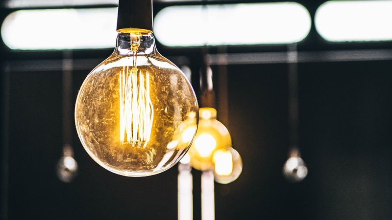 Ce se &icirc;nt&acirc;mplă cu prețurile la energie electrică din 2023? Anunț important