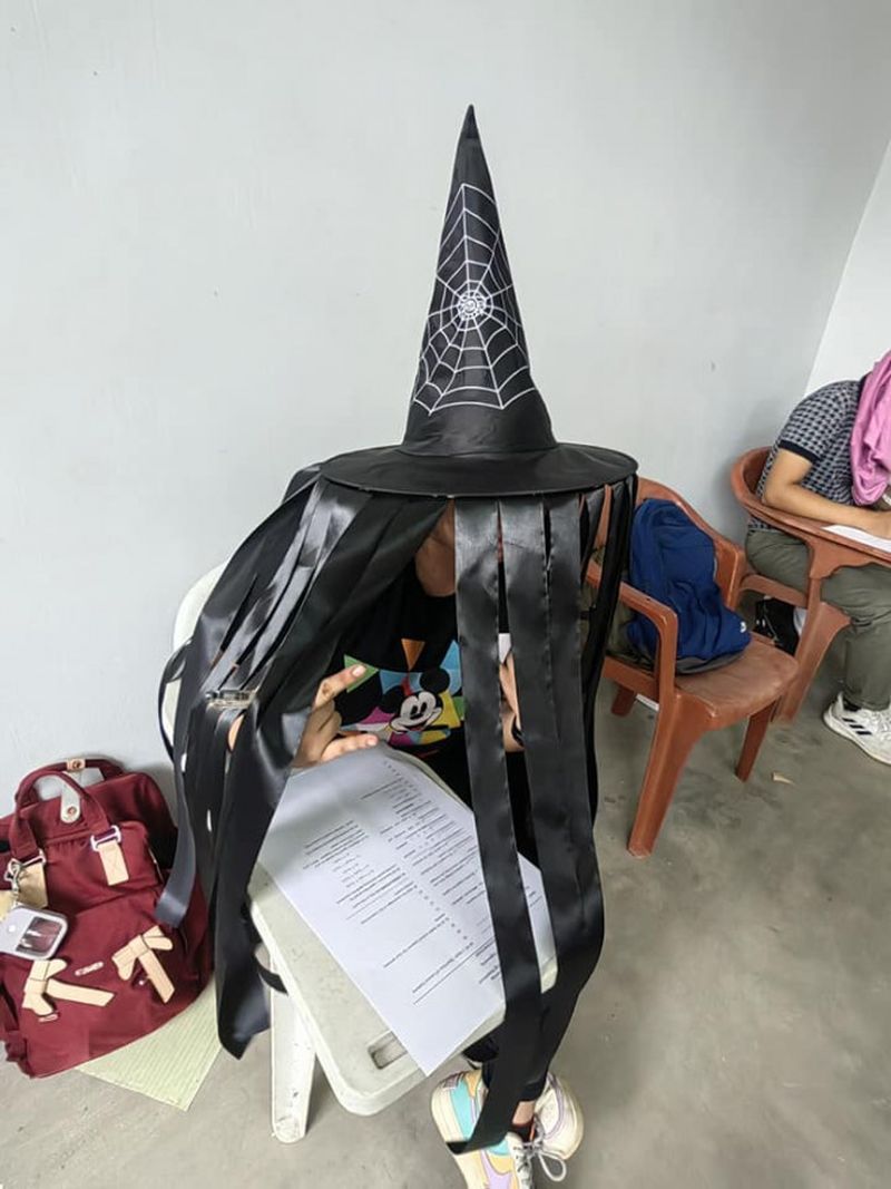 Ideea inedită a unor studenți la inginerie a devenit virală! Au purtat pălării anti-copiat la un examen 