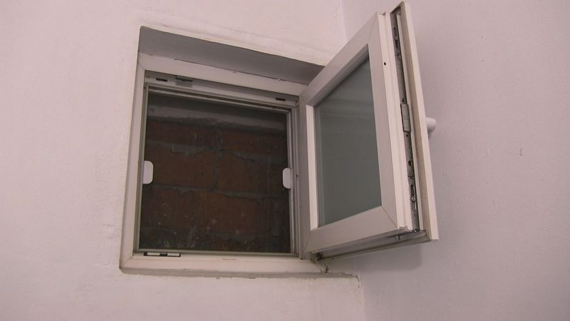  Geamurile de la toalete au fost zidite într-o școală din Arad