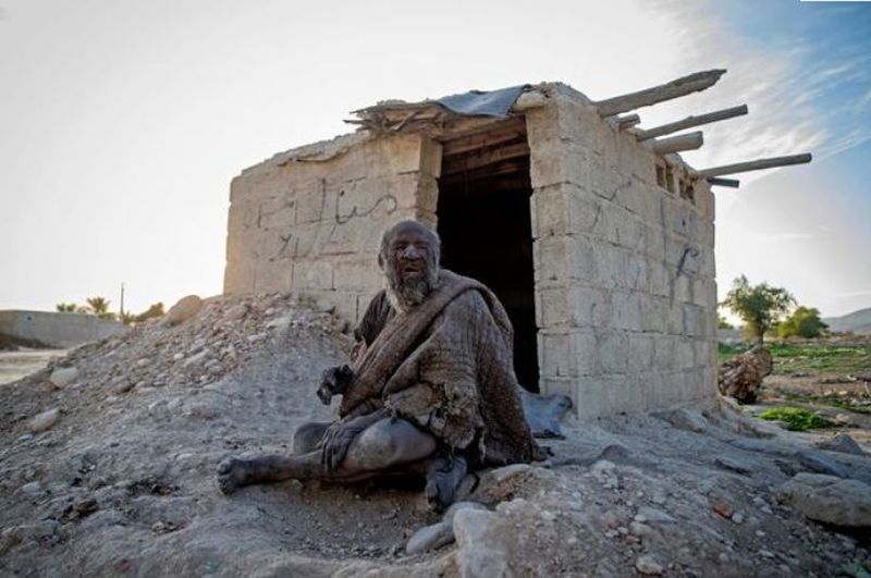 „Cel mai murdar bărbat din lume” a murit la câteva luni după ce s-a spălat pentru prima dată în peste 50 de ani