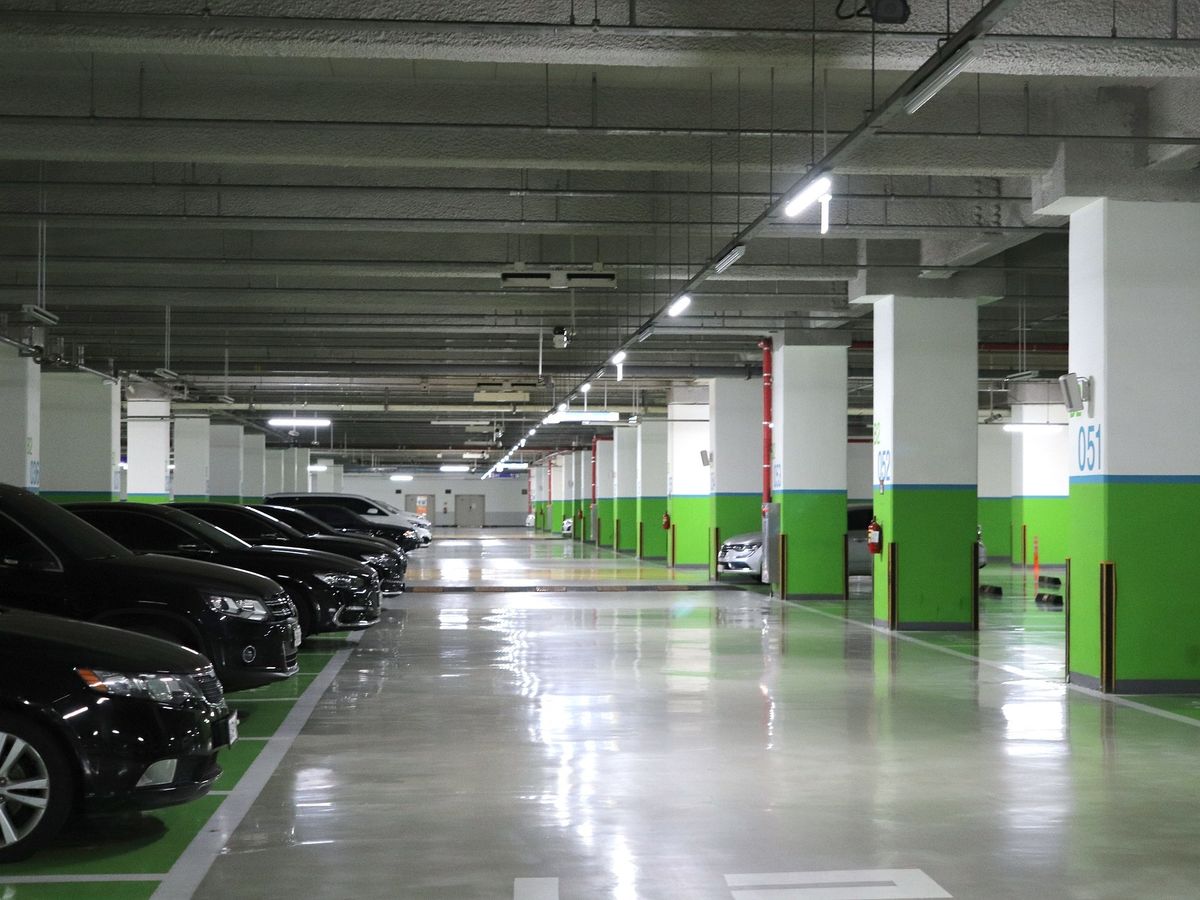 Un bărbat din Cluj a transformat în apartamente două boxe din parcare pe care le-a scos la vânzare