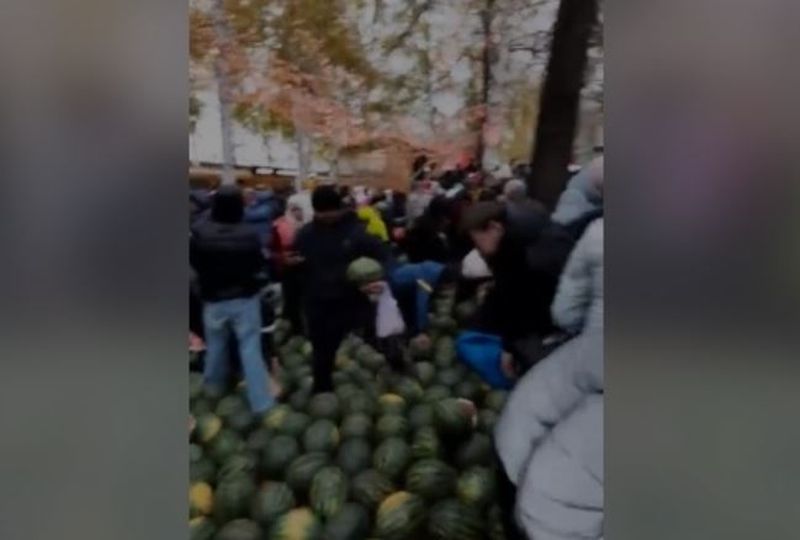 Rușii s-au călcat în picioare pentru pepeni gratuiți aduși din Ucraina