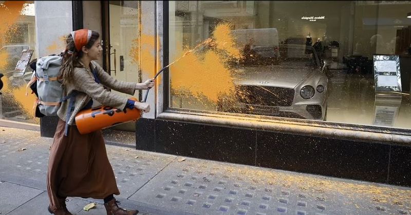 Activiștii de mediu „Just Stop Oil” au stropit cu vopsea portocalie sediile Ferrari, Bugatti și Bentley