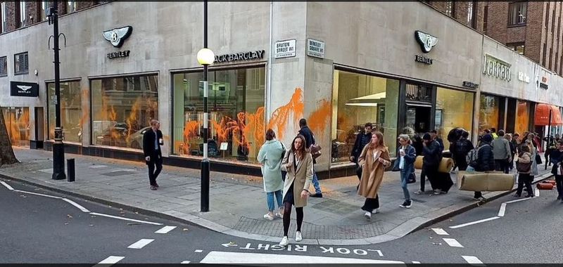 Activiștii de mediu „Just Stop Oil” au stropit cu vopsea portocalie sediile Ferrari, Bugatti și Bentley