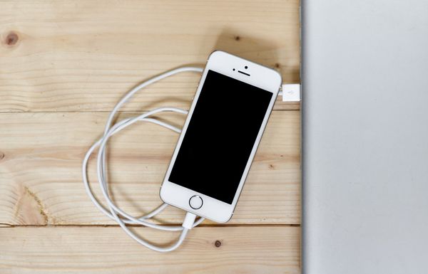 Apple anunță noi schimbări! Ce se &icirc;nt&acirc;mplă cu &icirc;ncărcătorul pentru Iphone: &bdquo;Nu avem de ales&rdquo;
