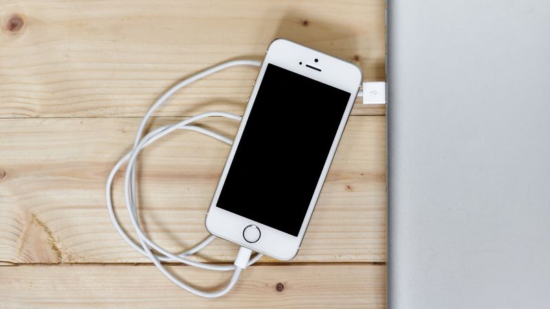 Apple anunță noi schimbări! Ce se &icirc;nt&acirc;mplă cu &icirc;ncărcătorul pentru Iphone: &bdquo;Nu avem de ales&rdquo;