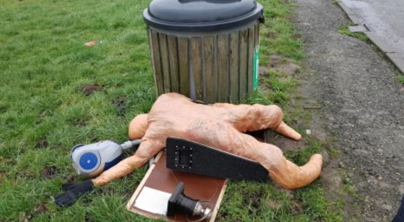 Păpușă gonflabilă, aruncată în canalizarea Buzăului 