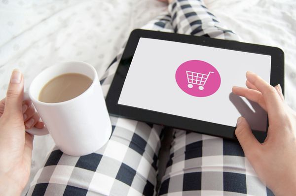 C&acirc;t ar putea cheltui rom&acirc;nii &icirc;n 2022, &icirc;n online. Două din zece produse cumpărate &icirc;n Rom&acirc;nia sunt de pe internet