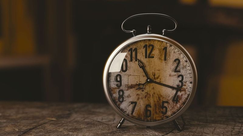 Europeni își vor da duminică din nou ceasul înapoi. De ce nu a renunțat Uniunea Europeană la schimbarea orei de iarnă?