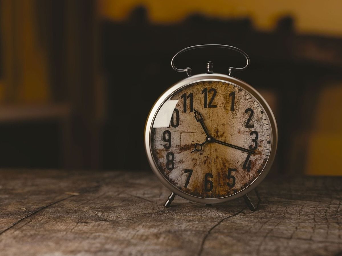 Europeni &icirc;și vor da duminică din nou ceasul &icirc;napoi. De ce nu a renunțat Uniunea Europeană la schimbarea orei de iarnă?