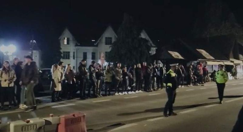 Românii s-au adunat în fața castelui Bran