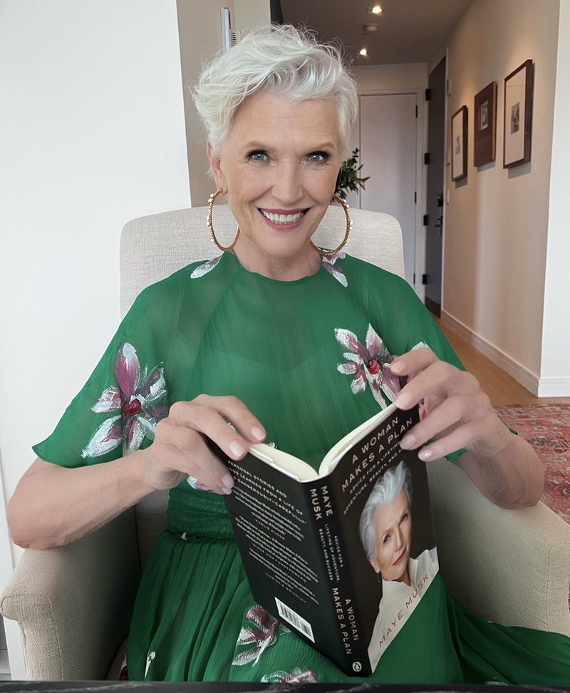 Mama lui Elon Musk vine în România