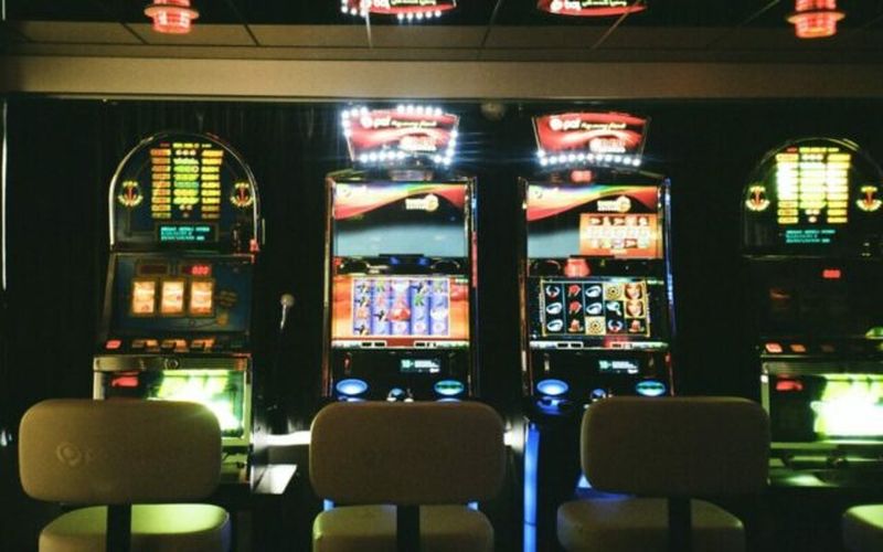 Primăriță preoteasă, acuzată că a pierdut banii de ajutoare la păcănele.