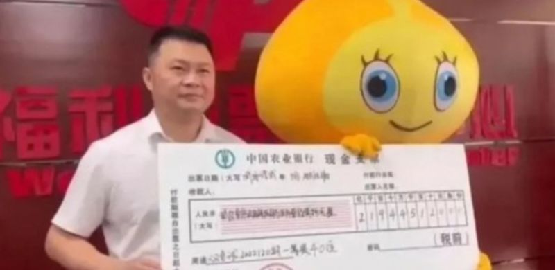 Un bărbat și-a ridicat premiul câştigat la loto deghizat special ca să nu-l recunoască soţia și copii