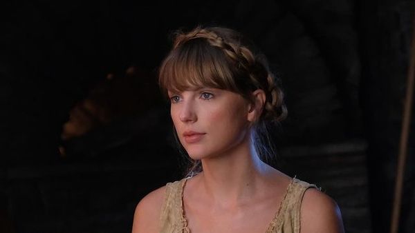 Taylor Swift, primul artist care ocupă toate cele 10 locuri în clasamentul Billboard Hot Songs 100. Cântăreața l-a depășit și pe Drake