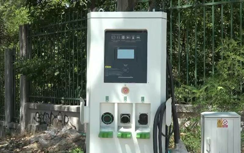 Staţie de încărcare pentru maşini electrice, montată pe un şantier abandonat şi închis cu gard