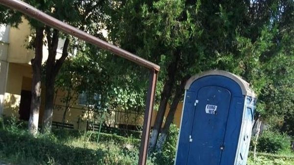 Un bărbat și-a pus o toaletă ecologică &icirc;n fața blocului. După o săptăm&acirc;nă a rămas fără ea și a sunat la poliție: &bdquo;Mi s-a furat&rdquo;