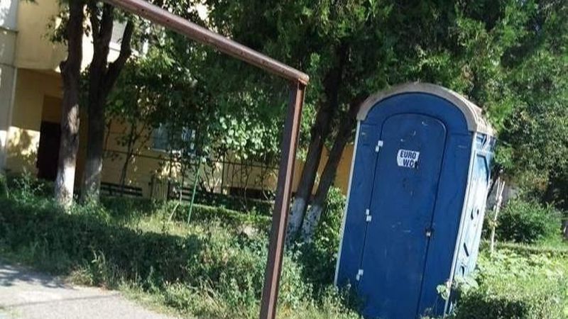 Un bărbat și-a pus o toaletă ecologică &icirc;n fața blocului. După o săptăm&acirc;nă a rămas fără ea și a sunat la poliție: &bdquo;Mi s-a furat&rdquo;