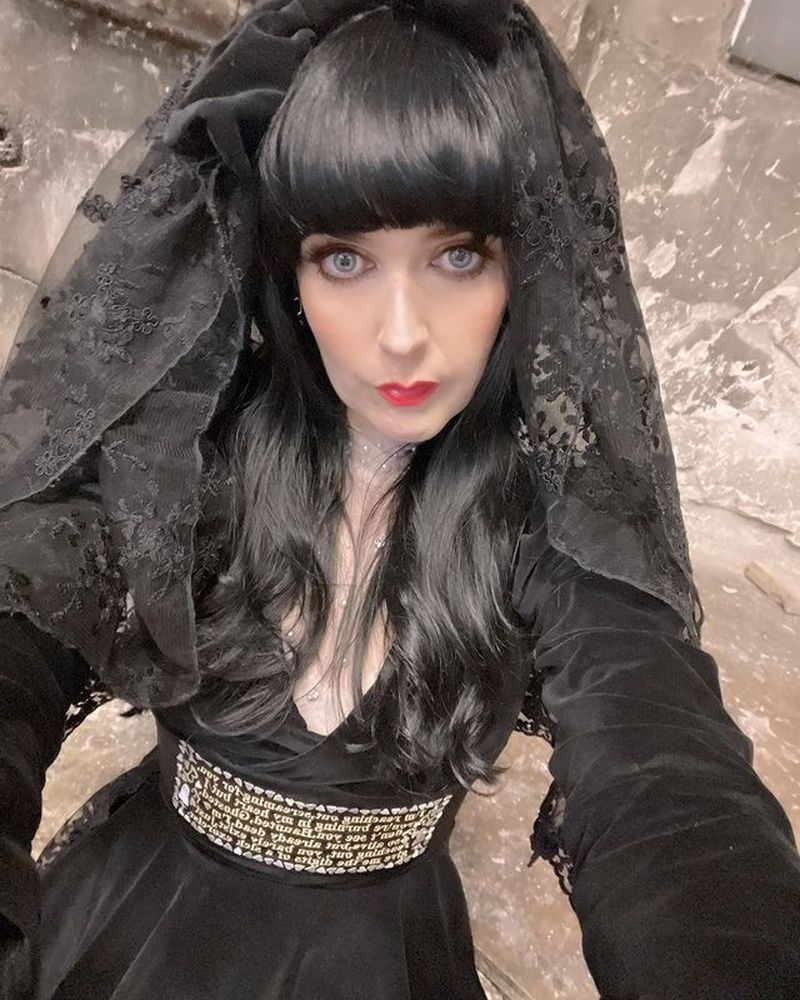 Artista internațională a îmbrăcat o rochie de miresaă neagră