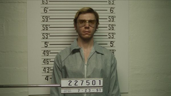 Evan Peters s-a îmbrăcat precum Jeffrey Dahmer luni în șir, înaintea filmărilor: „Am vrut să dau 120% din mine pentru rolul ăsta”