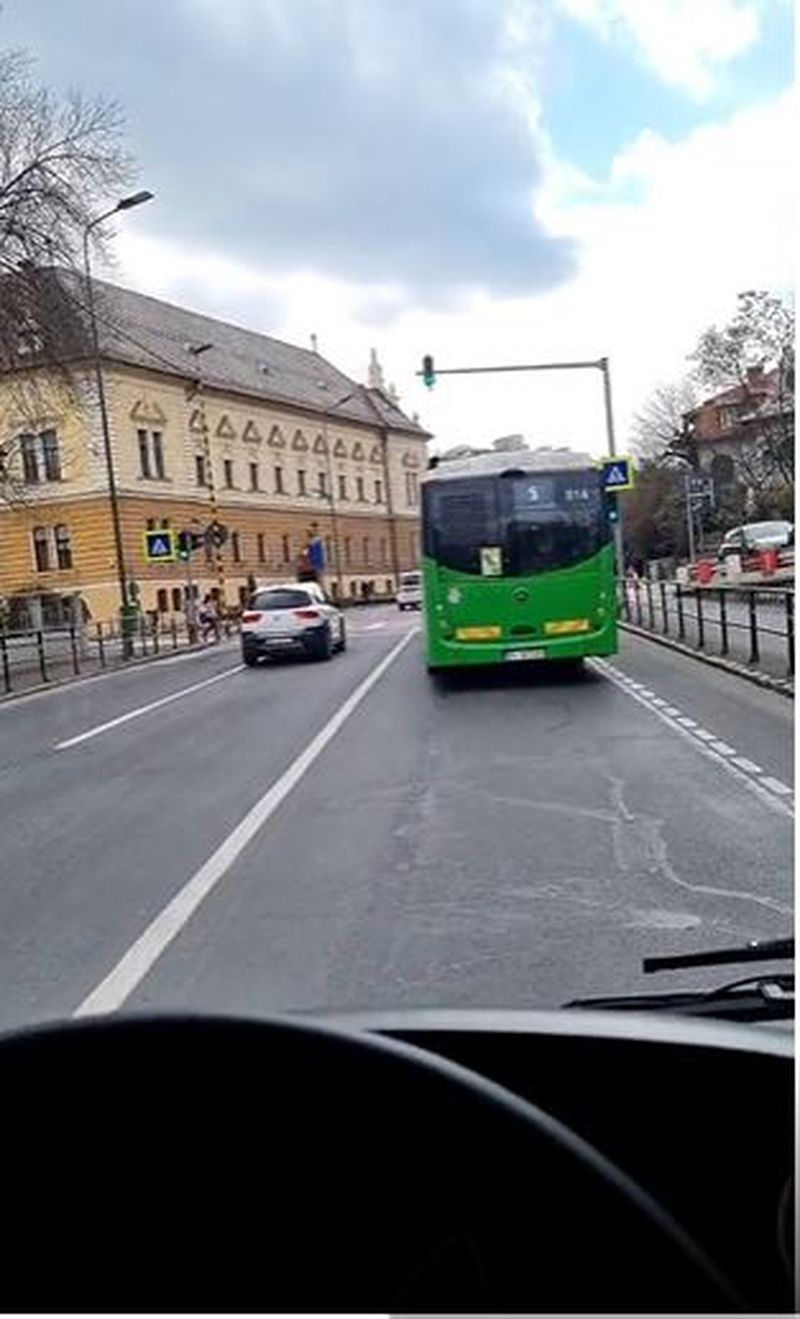 Un șofer de autobuz din Brașov stă pe Tik Tok în timp ce conduce