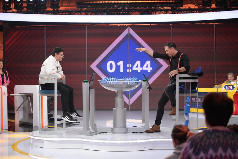 Un student a câștigat aseară 10.000 de lei la “Tu urmezi!” 