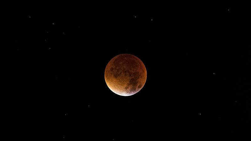 Eclipsă de lună 8 noiembrie 2022. Ce efecte poate avea
