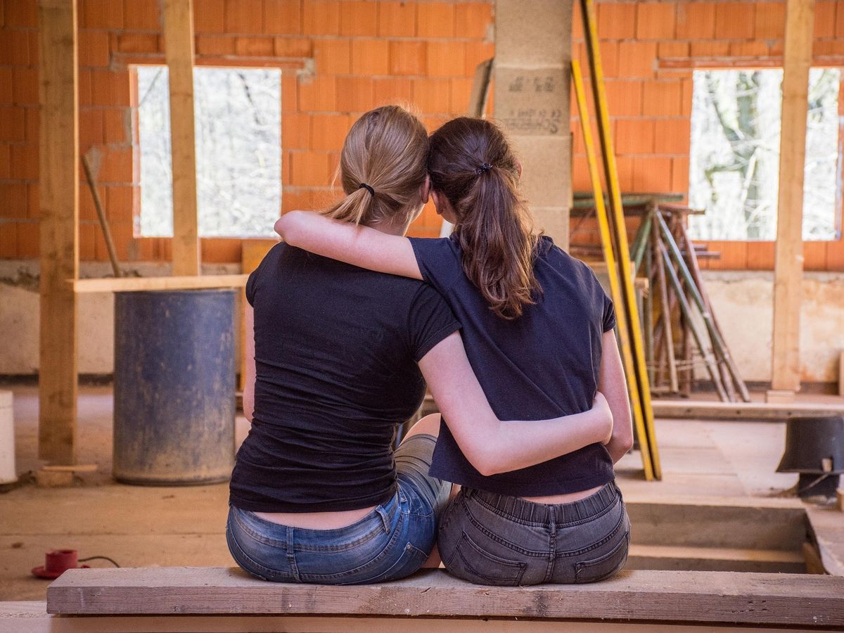 Bancul zilei de marți, 8 noiembre 2022: Se întâlnesc două prietene: „Ce mai faci, dragă?”