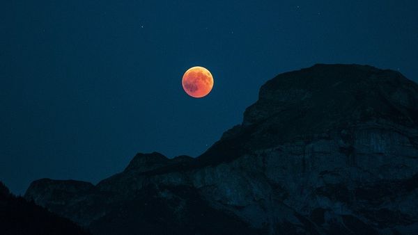 Eclipsa totală de lună 8 noiembrie 2022. Cum va afecta eclipsa de lună fiecare semn zodiacal