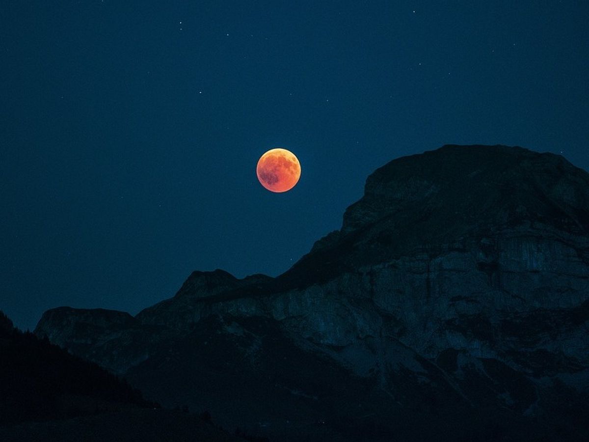 Eclipsa totală de lună 8 noiembrie 2022. Cum va afecta fiecare semn zodiacal