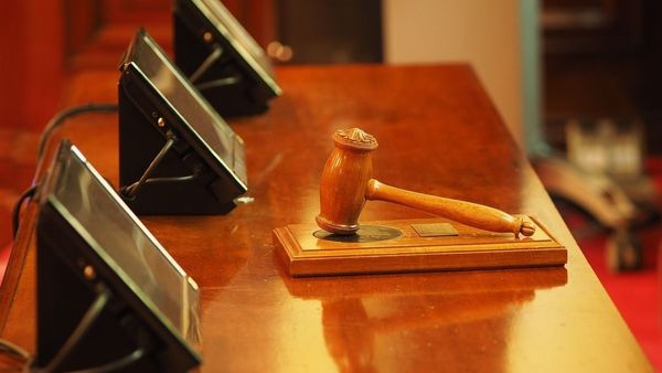Bancul zilei de miercuri, 9 noiembrie 2022: O blondă cochetă este &icirc;ntrebată de către judecător: &bdquo;De ce vreţi să divorţaţi&rdquo;