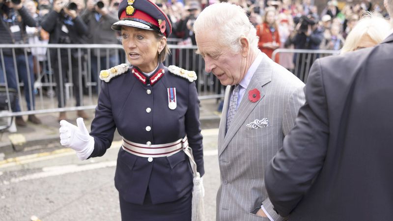 Dimineața Nebună: Regele Charles al III-lea, atacat cu ouă &icirc;n timpul unei vizite &icirc;n York. Suveranul era &icirc;nsoțit de regina consoartă Camilla - AUDIO