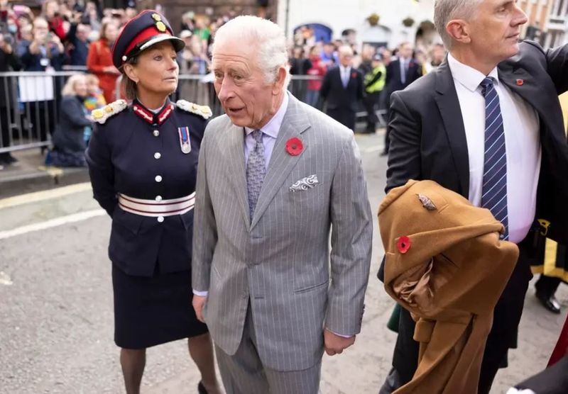  Regele Charles al III-lea, atacat cu ouă în timpul unei vizite în York
