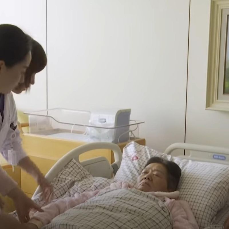 O pensionară de 68 de ani a născut natural o fetiță