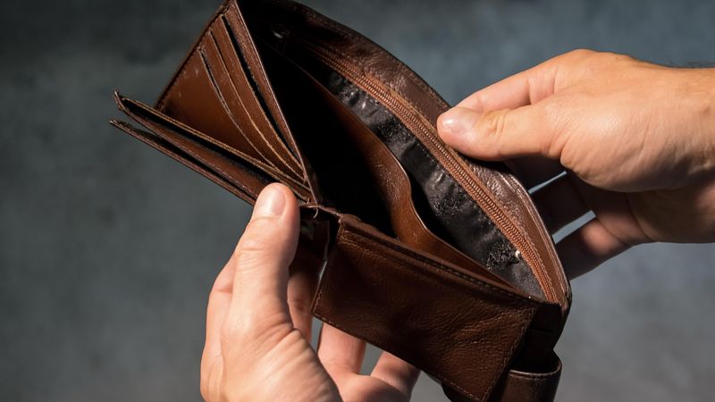 Un bărbat din Oradea, tras pe sfoară de o damă de companie! Cum l-a lăsat femeia fără niciun ban