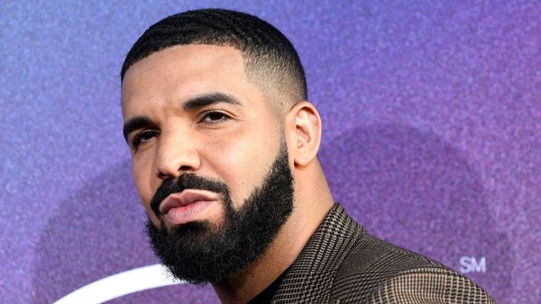 Gestul surprinzător făcut de Drake &icirc;ntr-un club din Miami! Rapperul a oferit dansatoarelor pungi de la Chanel