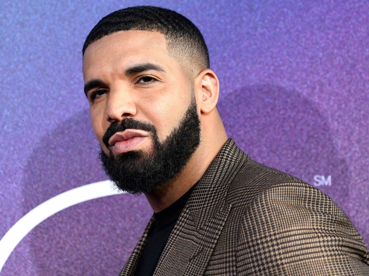 Gestul surprinzător făcut de Drake &icirc;ntr-un club din Miami! Rapperul a oferit dansatoarelor pungi de la Chanel